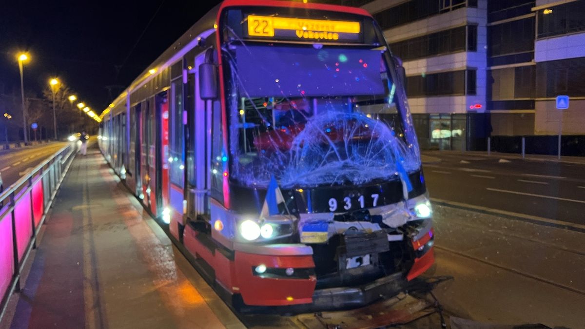 V Praze se srazily tramvaje, čtyři zranění